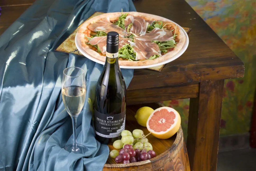 没什么比一杯冰镇的白葡萄酒更适合夏天富隆酒业