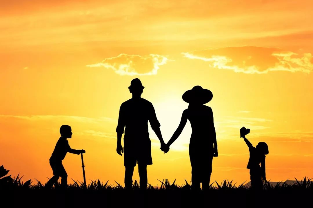 在与爱人相处的时候,一定要学会控制好自己的情绪,不要随意发脾气,多