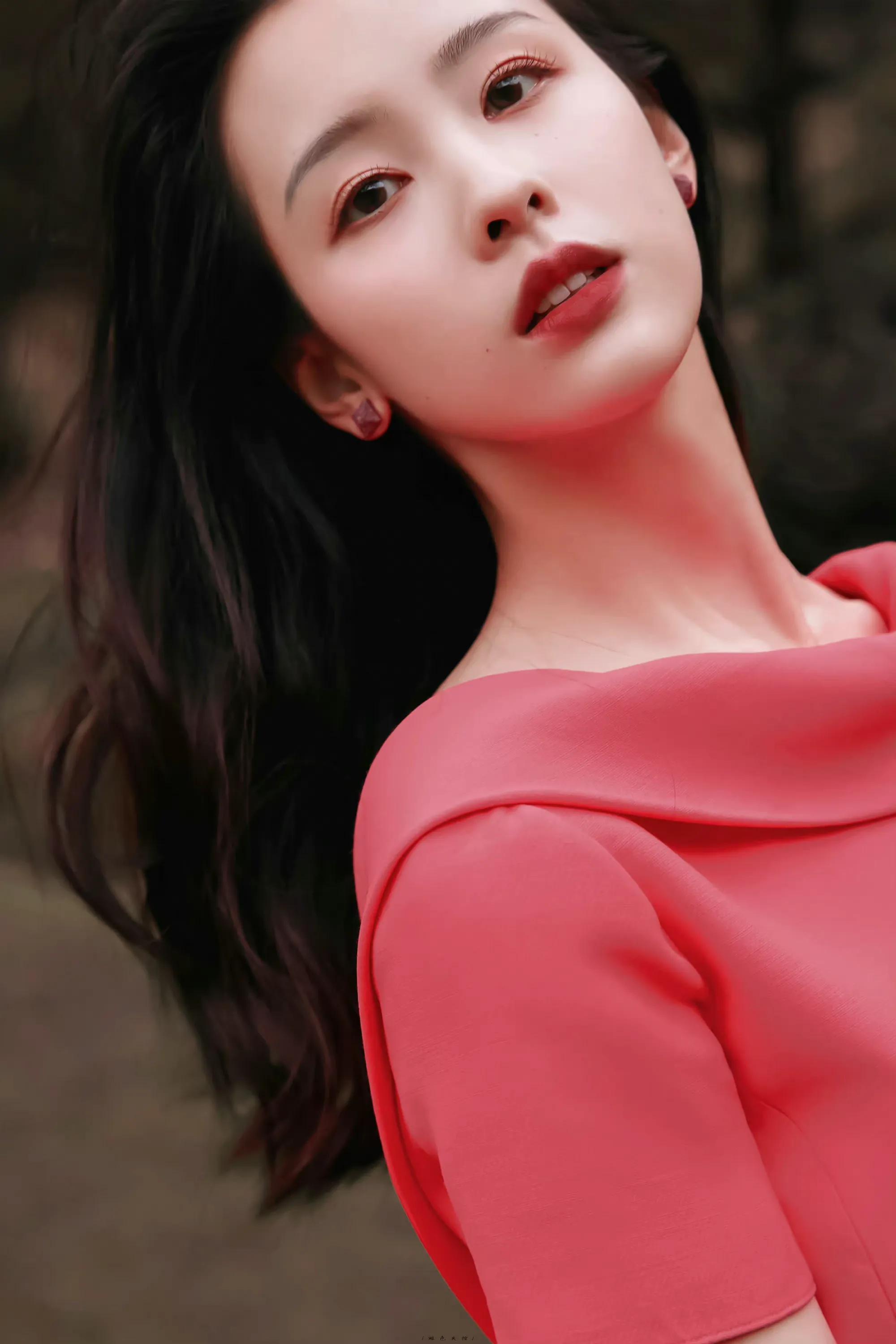 陈都灵红唇配红色衣服优雅可人