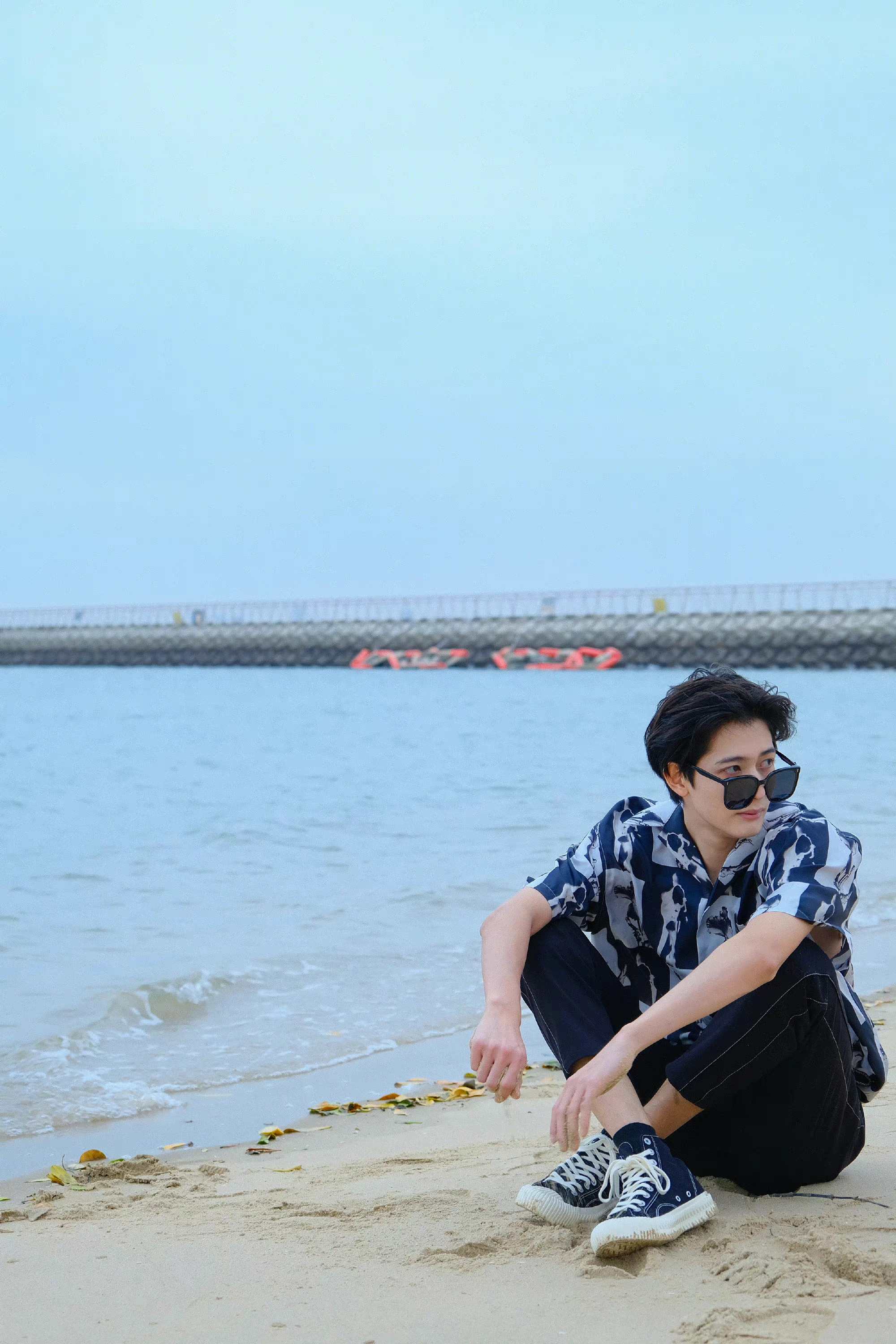 甘望星海边写真大片!海边少年青春洋溢,迈向2023年