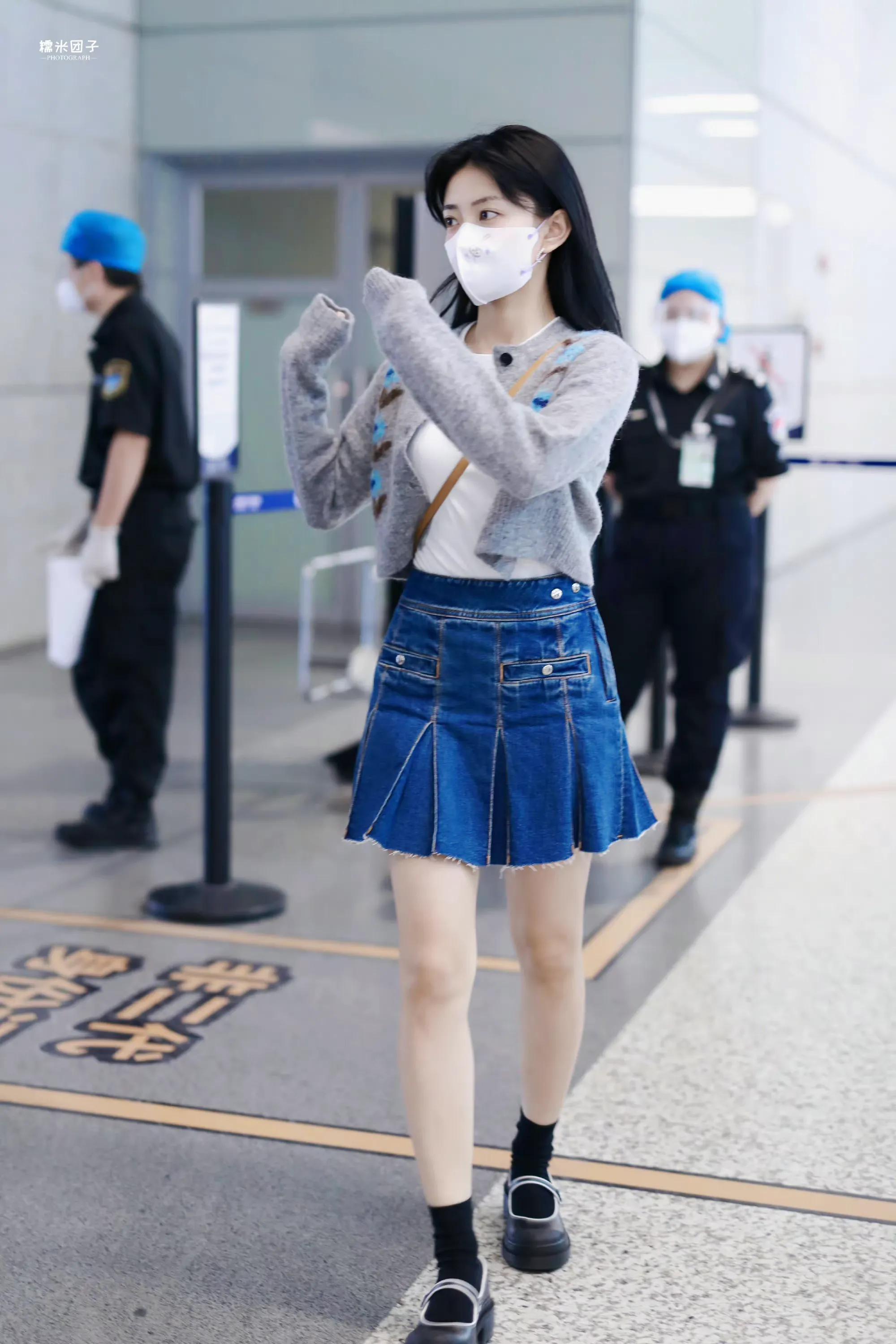 梁洁出行,牛仔短裤,优雅迷人!__财经头条