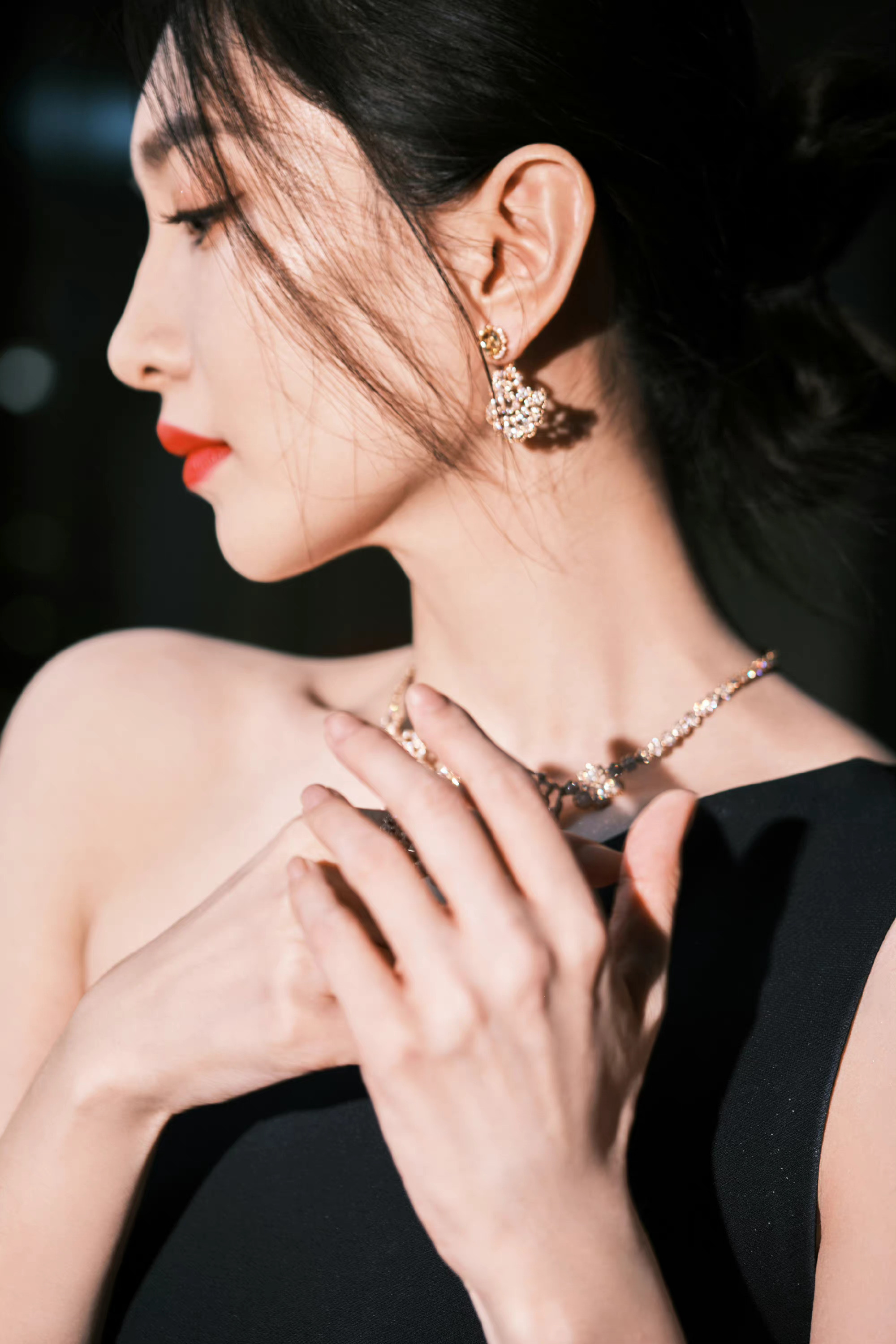 江疏影身着dior2022春夏系列黑色礼服,单肩与腰侧镂空设计配合