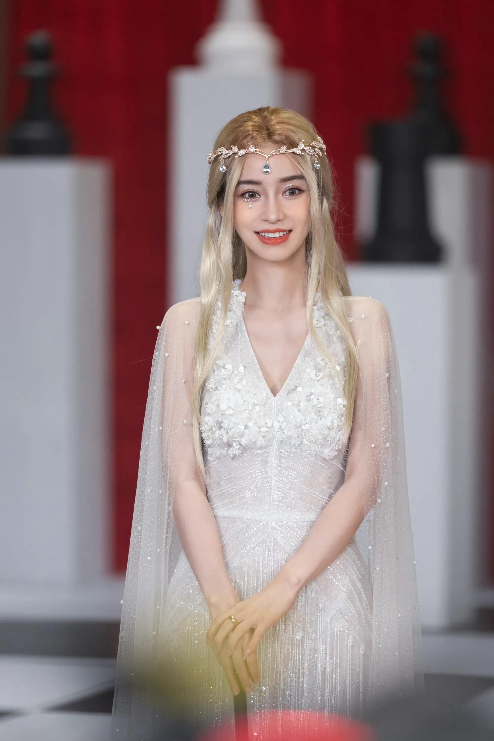 angelababy一袭白纱裙,芳菲妩媚,青春靓丽!__财经头条