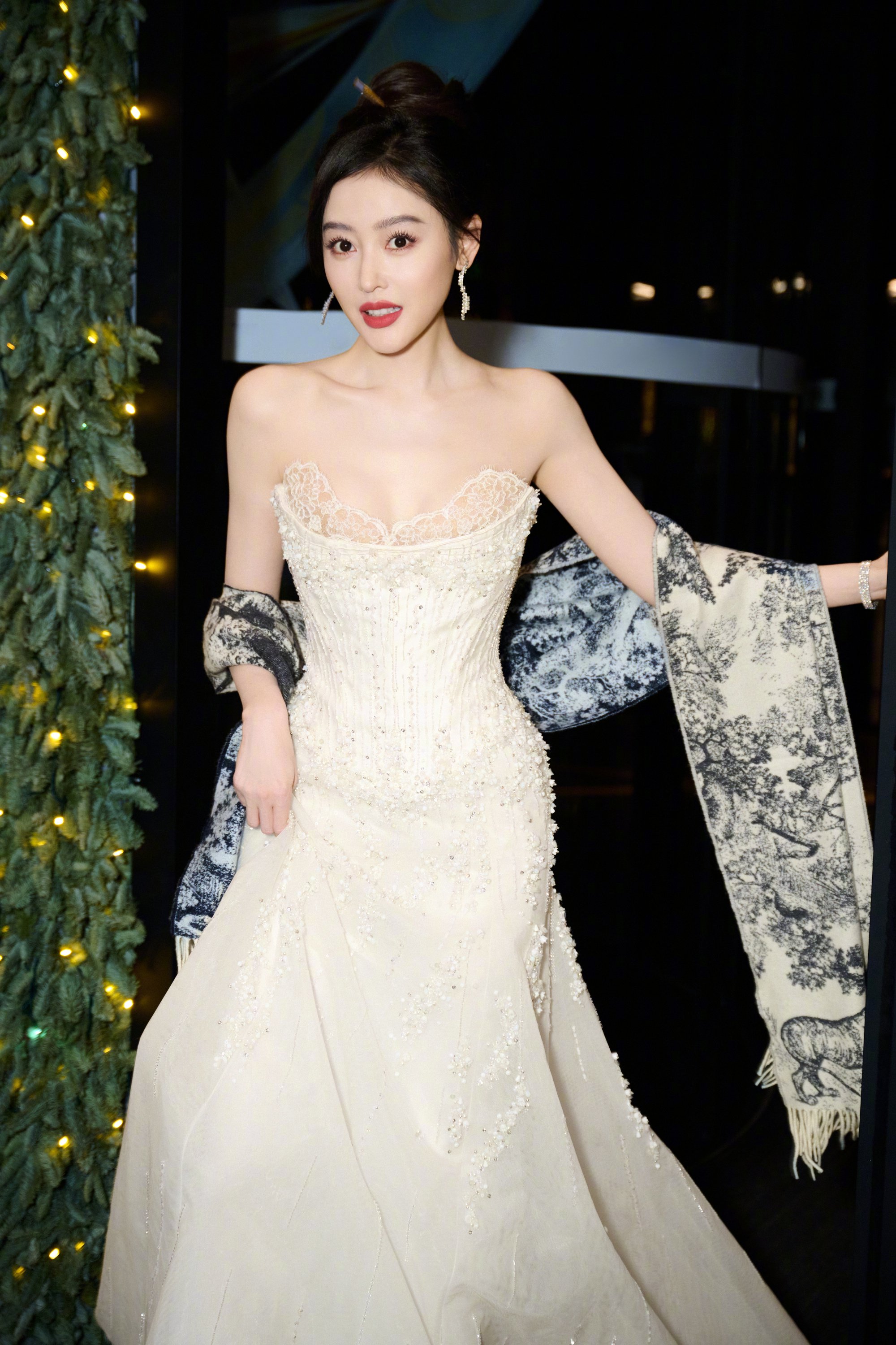 张天爱一袭白色抹胸礼服亮相品牌活动，优雅与美丽并存