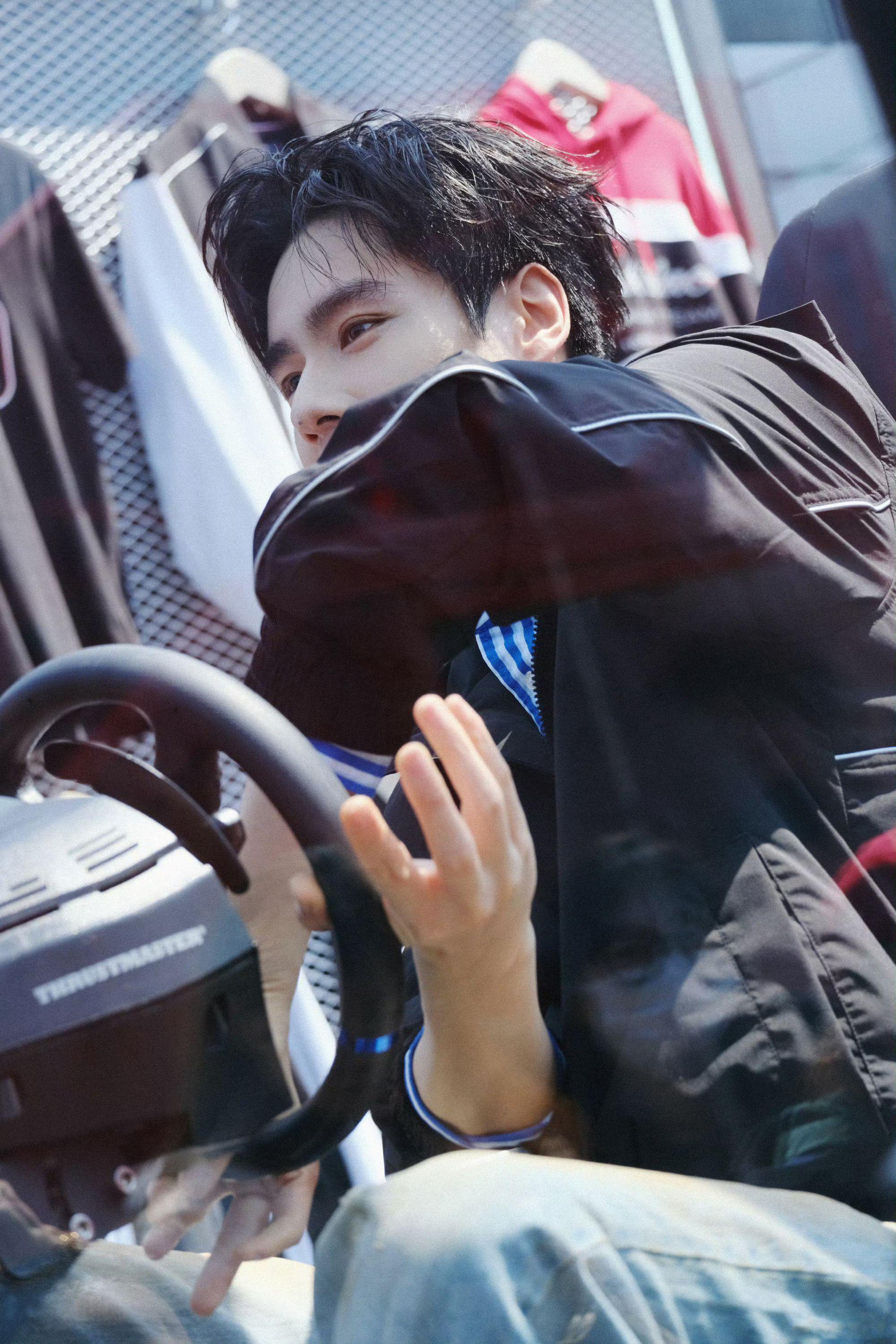 胡一天亮相F1活动，身形挺拔气质从容，赛道氛围与都市型格交织