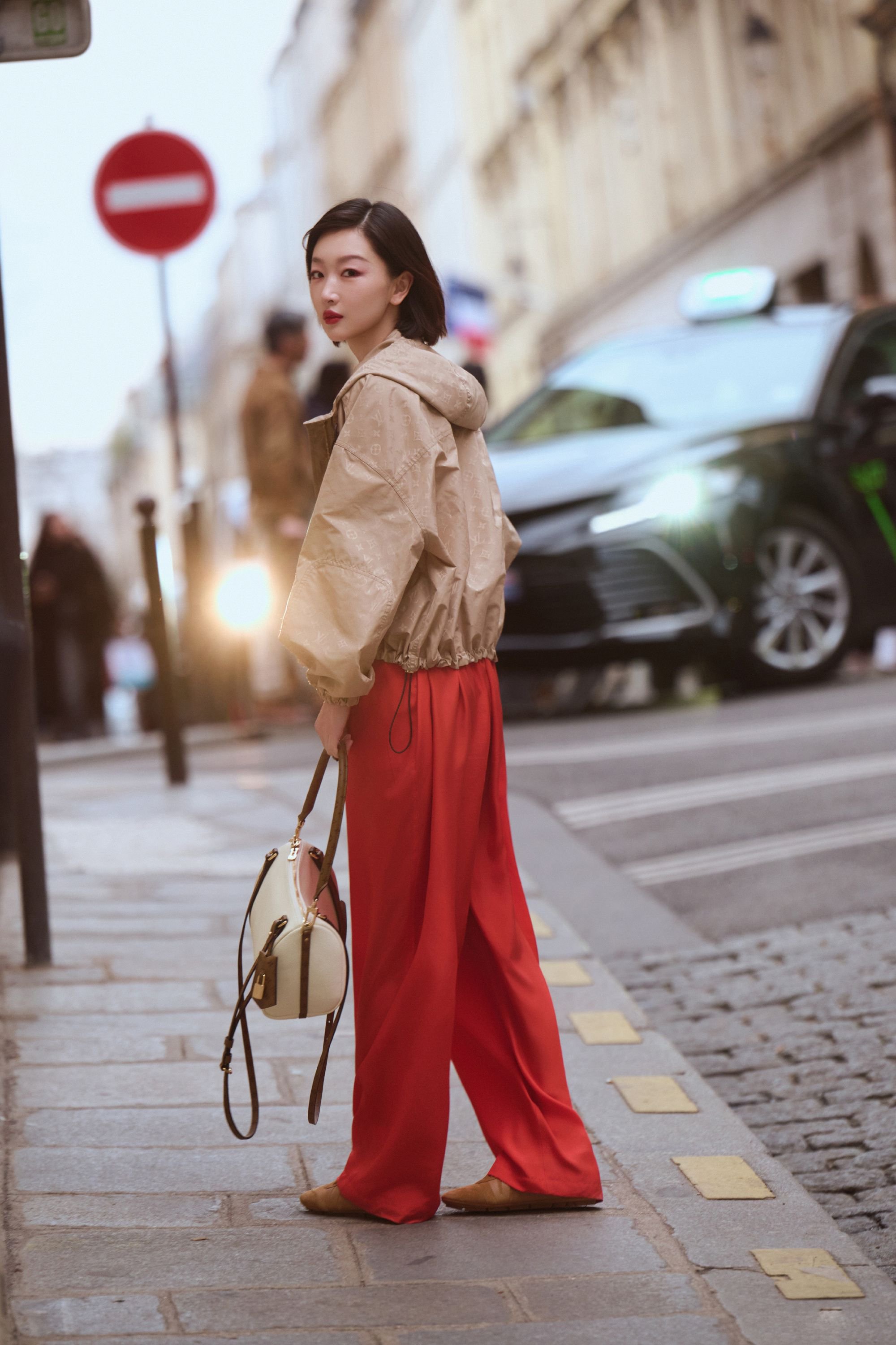 周冬雨的随性街拍掉落，身着路易威登Flight Mode女士系列