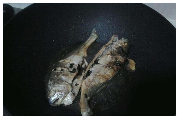 煎,个人觉得这是个非常不错的办法,那么什么东西能让鱼不沾锅底不糊掉