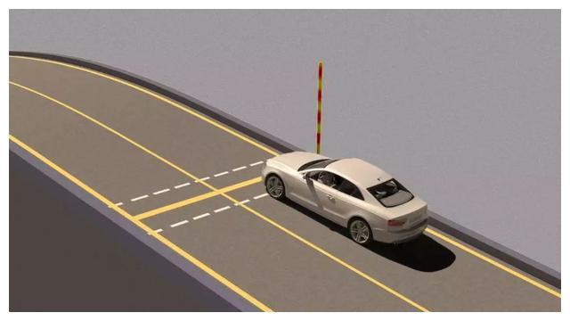 自动挡半坡起步时新手往往给油就走懂车的人会这样做