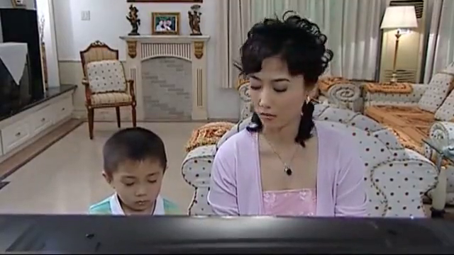 继母在家嫌无聊，竟疯狂折磨继子_新浪新闻