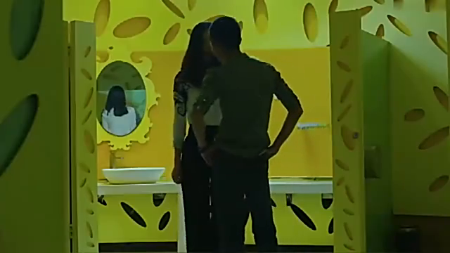 美女吃醋,小伙一言不合就在卫生间强吻,美女一脸懵逼