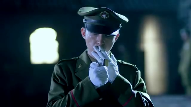 典狱长在何辅堂身旁抽烟,站岗一天的他,怕是要撑不住了