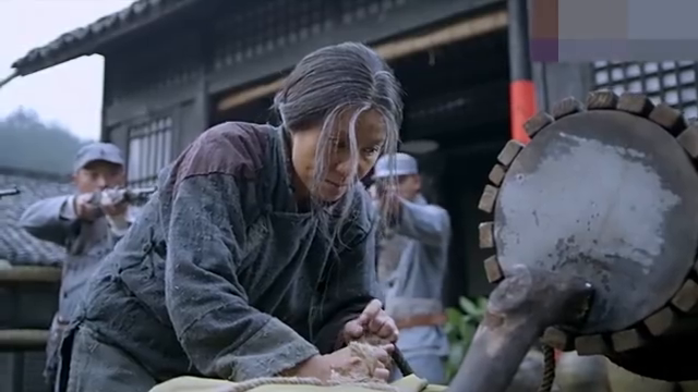 殊死七日:老太婆闯进院子,结果被战士拿枪指着,下秒露出真面目