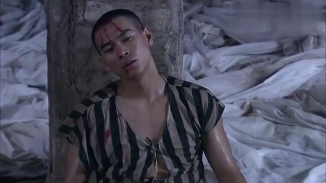 王云生抛出白毛巾以示结束,黄皮小子竟对李小龙下毒手