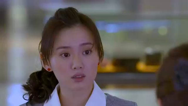 闪亮爱:甄珠嫌东西贵,牵着可峰得手出来了,俩人发展迅速