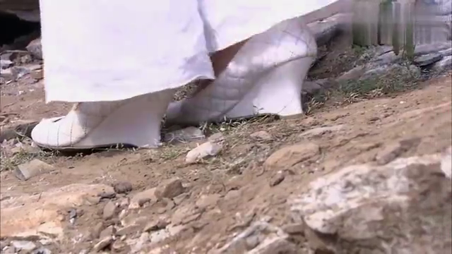 孙晓菁为了挽回严格去跳崖,众人急忙拉她时,只有她无动于衷!