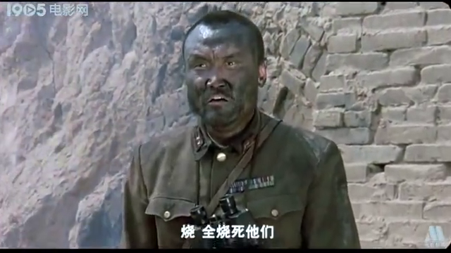 举起手来:鬼子长官要喝水,翻译找来西瓜,不料切开里面竟是地雷