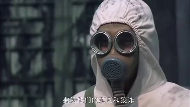 何平安用玻璃当炮弹,划破日军防毒面具,让他们中自己的毒气!