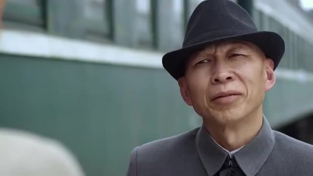 见到蒙面人,男特务便说自己是鬼子的朋友,却不知蒙面人就是鬼子