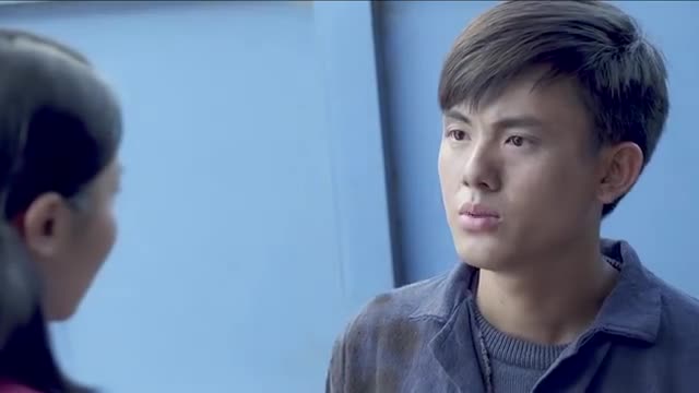 周浚河下班回家遇到坐在石阶上的熊有年,熊有年呆呆傻傻认不出周