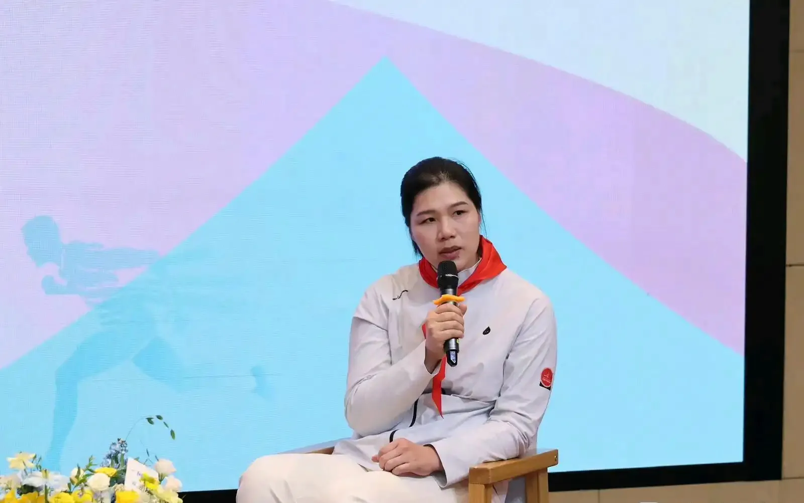 女排冠军进校园，不止是传递热爱，更是夯实女排未来根基