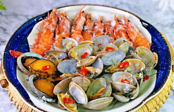 冬天的海鲜很肥美用盐焗一焗原汁原味吃起来真过瘾