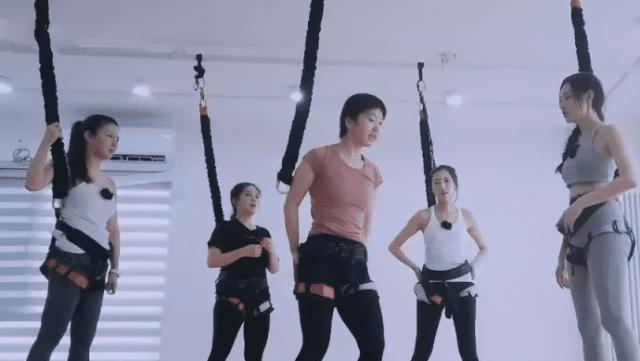 张天爱带闺蜜团一起学习空中瑜伽,身材是一个比一个好,羡慕休闲区蓝鸢梦想 - Www.slyday.coM 张天爱带闺蜜团一起学习空中瑜伽,身材是一个比一个好,羡慕休闲区蓝鸢梦想 - Www.slyday.coM