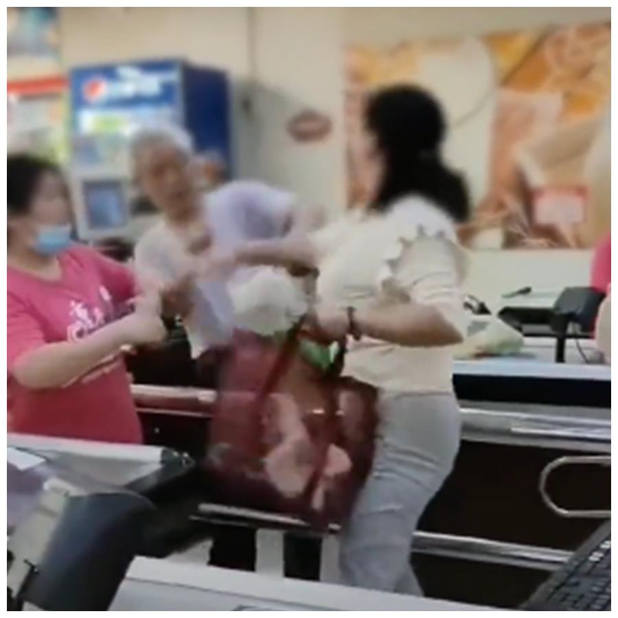 女子当众指责收银员，大爷上前劝阻反被女子扇耳光，网友：太嚣张休闲区蓝鸢梦想 - Www.slyday.coM
