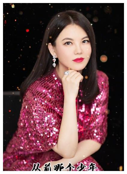 不同于大家印象中李湘一头黑长直的形象,照片中的小李湘留着干净利落