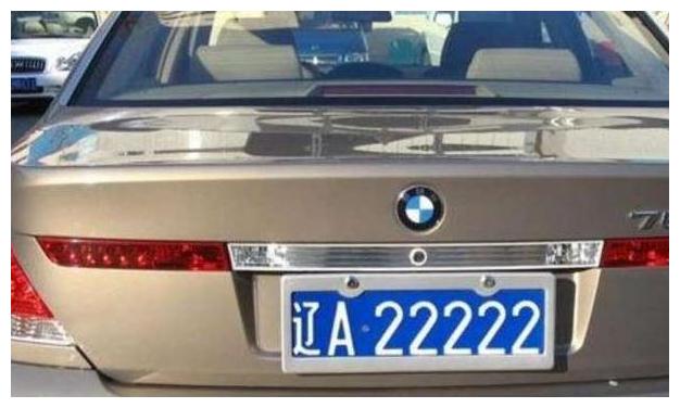 路上看到带2个字母的车牌赶紧避让老司机别问惹不起