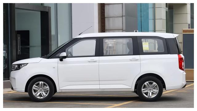 因此也带来一款颜值不错的全新车型,也是五菱宏光的升级版,它就是五