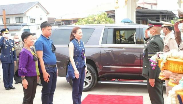 泰王不在王后放飞自我!苏提达穿背心太时髦,铁憨憨王子高她半头休闲区蓝鸢梦想 - Www.slyday.coM 泰王不在王后放飞自我!苏提达穿背心太时髦,铁憨憨王子高她半头休闲区蓝鸢梦想 - Www.slyday.coM