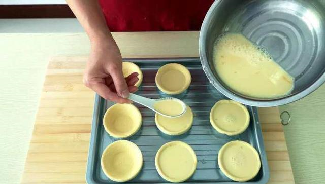 厨娘教你在家做蛋挞,只需简单几步,奶香四溢,比蛋糕店做的好吃|蛋挞