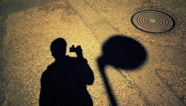 老汉走夜路遇怪人问他自己像什么岂料说了句假话躲过一劫