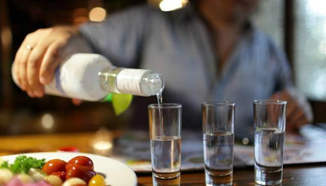 "倒酒"时到底都有些什么礼仪?很多人都不知道,看完长见识