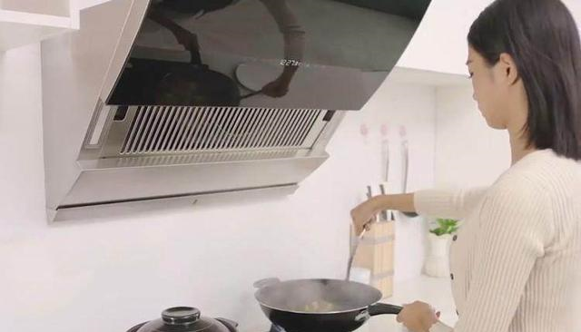 厨房装修，明明是最贵最强的油烟机，为啥油烟还排不出去呢？休闲区蓝鸢梦想 - Www.slyday.coM
