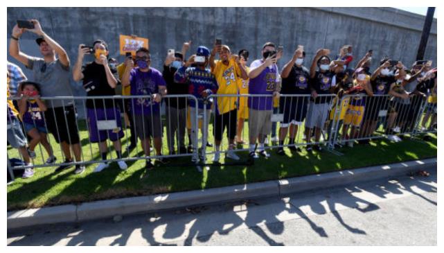 湖人已飞抵洛杉矶!詹姆斯带fmvp奖杯下飞机:家,甜蜜的家