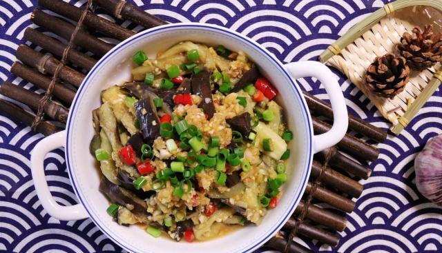 紫茄子最清爽开胃的做法,不炒不油炸,上锅一蒸,拌上蒜泥超好吃