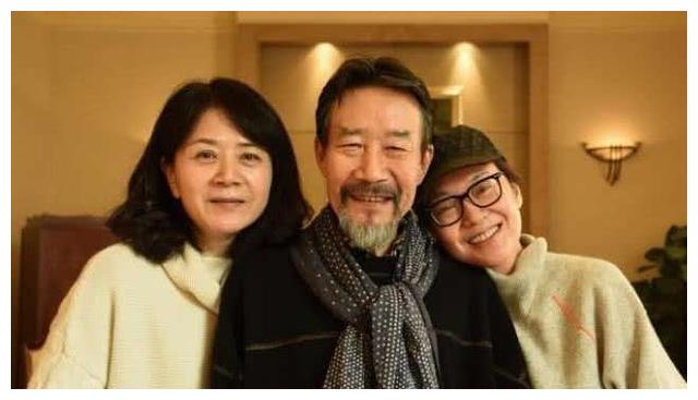 于蓝追悼会曝光,66岁侄女婿李雪健前来悼念,白发苍苍面容憔悴