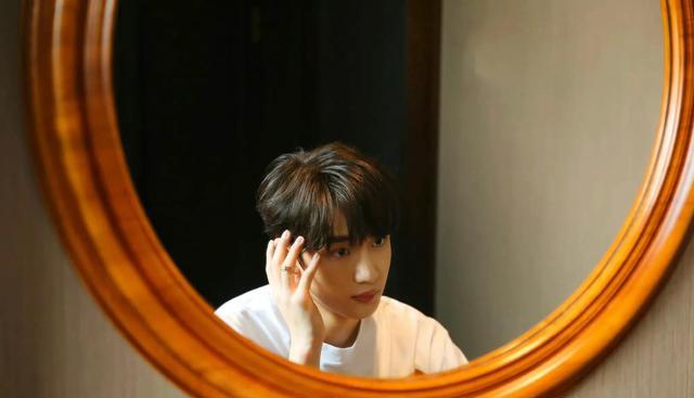 丁程鑫对镜随拍,青春阳光,元气满满,引起网友热议|丁程鑫|阳光男孩|脸