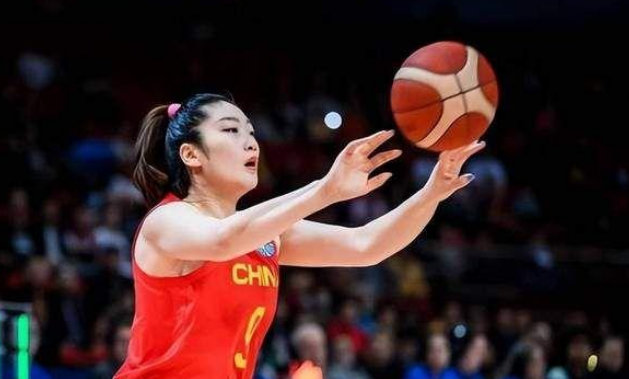 力挺李梦，张隆新工作到位，女篮核心携手前领队接商业活动__财经头条