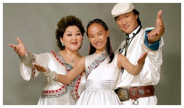 吉祥三宝14年后：爸爸逝世，妈妈隐退，演女儿的英格玛模样大变休闲区蓝鸢梦想 - Www.slyday.coM