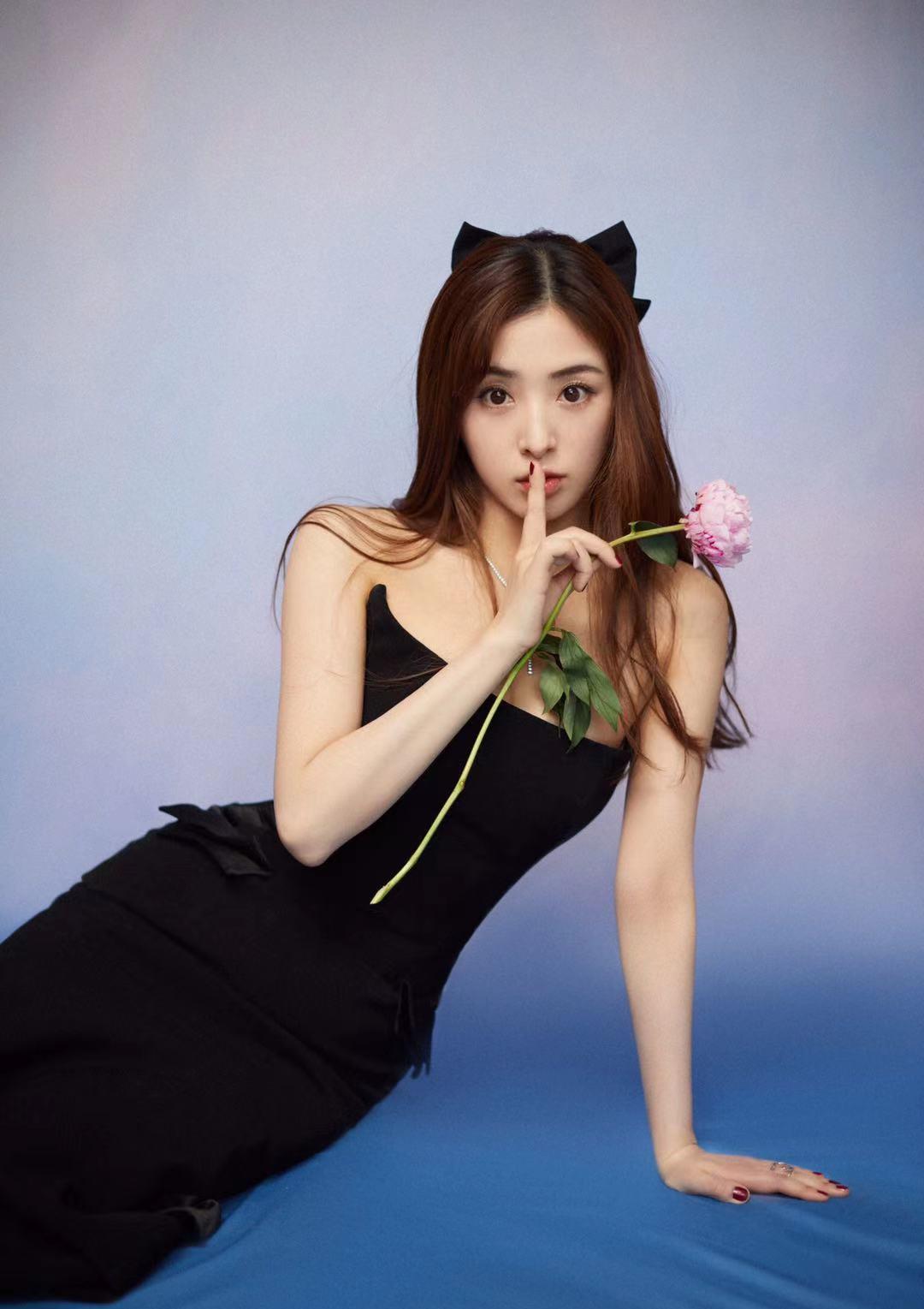 猫系礼服look又来了讲真的张含韵挺适合有一身装扮的