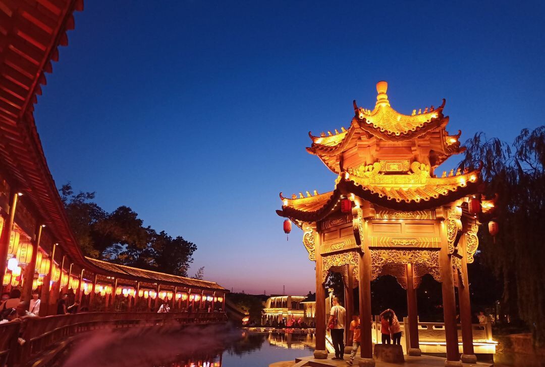 组图:黄昏时分,夜幕之下的石家庄鹿泉德明古镇