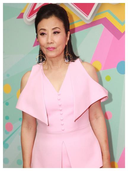 72岁汪明荃比年轻时更有气场穿粉色套装亮相老得真实反而更美