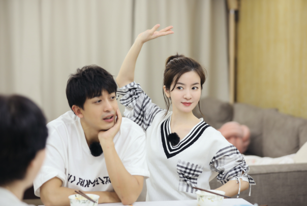 李佳航父母做客《婆婆妈妈》,李晟像变了个人,坐立不安很焦虑