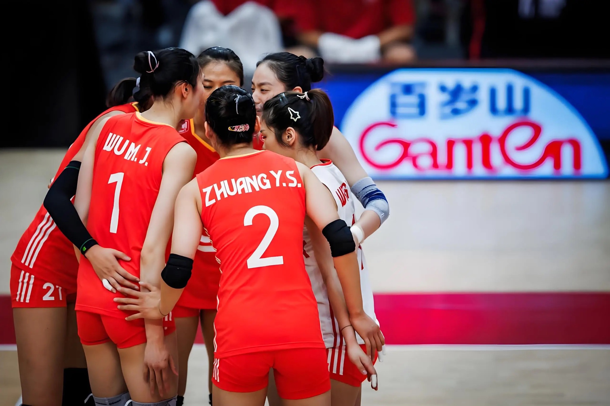 更新换代不是推倒重来！女排应召回朱婷袁心玥刁琳宇传帮带