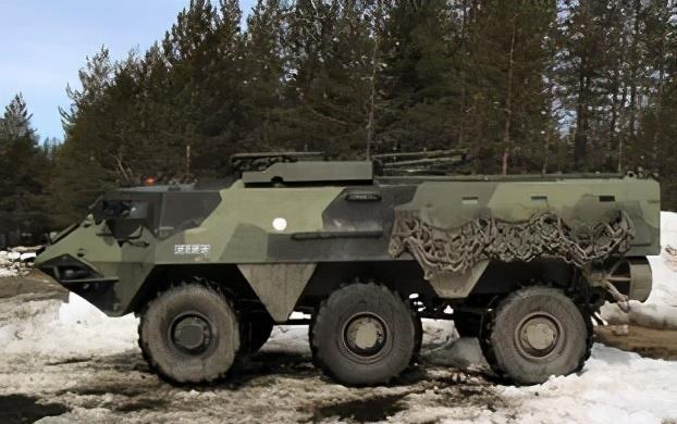 芬兰xa-180轮式装甲车由芬兰sisu汽车厂研制,战斗全重达到15吨,最高