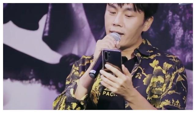 秦昊突然卖萌唱学猫叫有谁注意伊能静的反应不愧是亲老婆