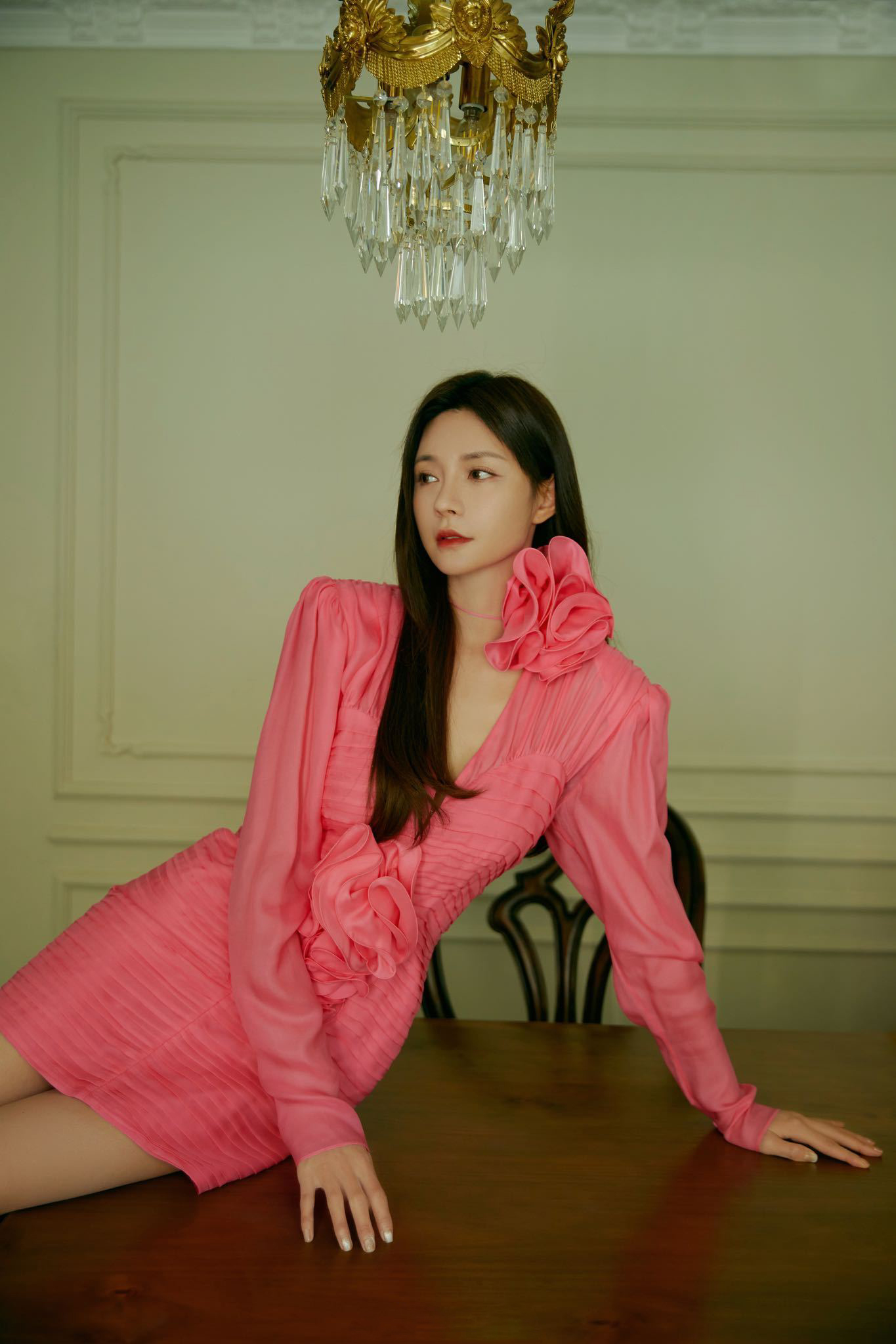 沈梦辰身着粉色裙装出席第14届金鹰节开幕式红毯,长发披肩