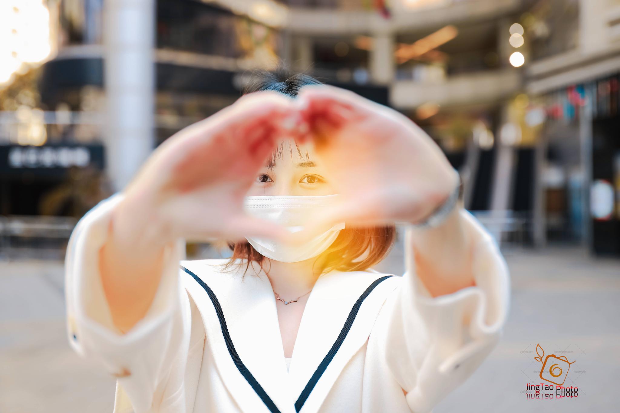 战疫公益拍摄若有爱就有光重庆小姐姐为武汉花式比心